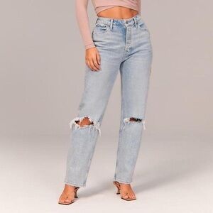 Abercrombie the mom high rise Light Wash Distressed Women’s Jeans size 4/27